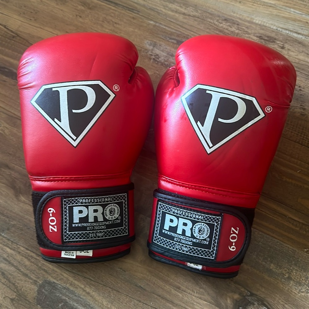 Boys Boxing Gloves in Brand New Condition. Size 6 OZ. Brand